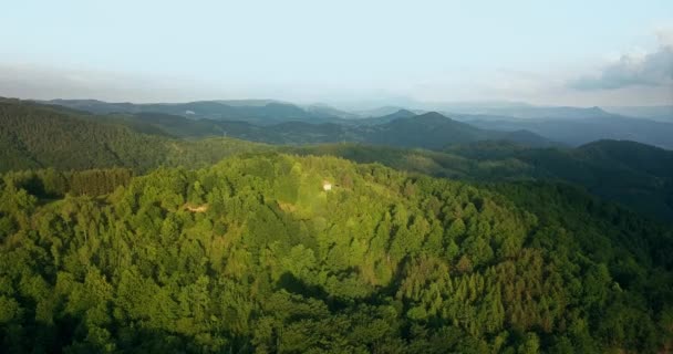 Drone Tiro Uma Casa Solitária Nas Montanhas — Vídeo de Stock