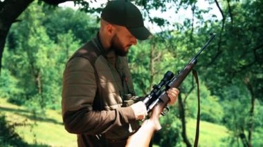 Deneyimli bir avcı tüfeğini doldurur ve avlanmaya başlar.