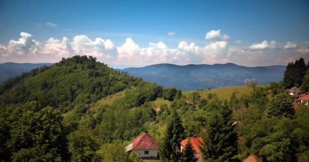 Légi Kilátás Egy Félreeső Falu Hegyekben — Stock videók