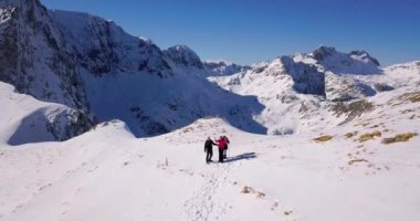 Bir çift yürüyüşçü Savin Kuk 'un güzelliğinin tadını çıkarıyor. Dik bir uçurumun kenarında.