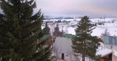 Durmitor 'daki küçük bir dağ kasabası olan Zabljak' ın insansız hava aracı görüntüleri.