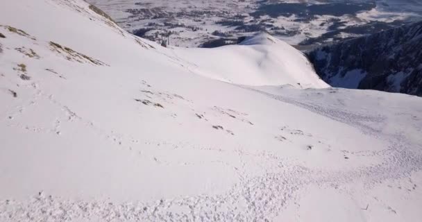 Savin Kuk Dağının Zirvesinden Etrafındaki Güzellikten Drone Görüntüsü — Stok video