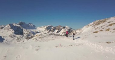 Durmitor 'un güzelliğinin tadını çıkaran iki dağcı dik bir uçurumun kenarında.