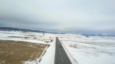İHA 'lar otoyolda 2 arabayı takip ediyor.