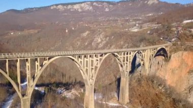 Karadağ 'daki Curdjevica Tara köprüsü ve Tara kanyonunun hava manzarası