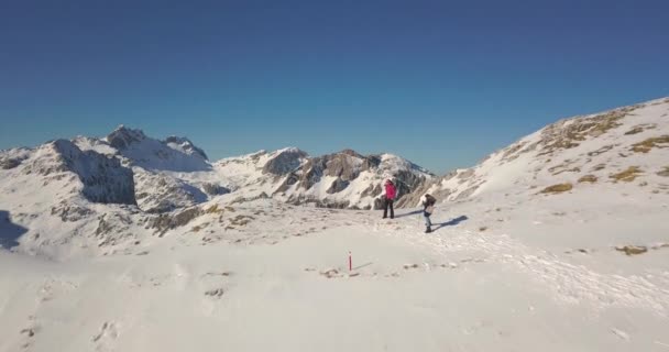 Paar Wandelaars Genieten Van Schoonheid Van Durmitor Dicht Bij Een — Stockvideo