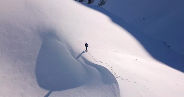 Luchtfoto Van Een Eenzame Wandelaar Hoog Bergen — Stockvideo