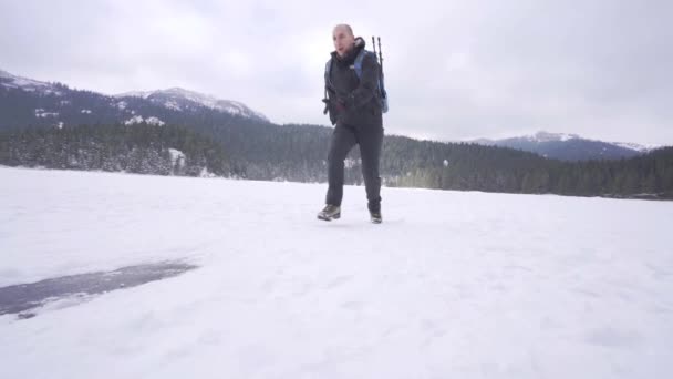 Escursionista Montagna Scivolare Lago Ghiacciato Con Suoi Amici Divertirsi Sacco — Video Stock
