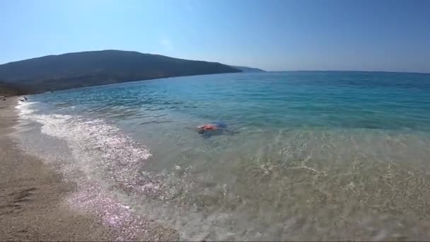 一个年轻人淹死了 被冲到了Kefalonia美丽的海滩上 — 图库视频影像