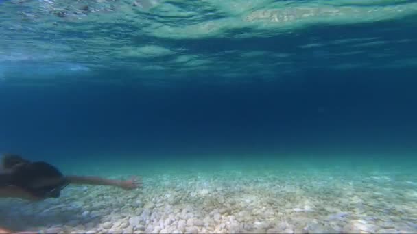 Mladá Žena Šnorchlování Křišťálově Čisté Vodě Pláže Antisamos Kefalonia — Stock video