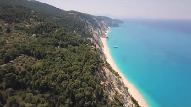 Jongeman Die Drone Boven Het Egremni Strand Neerschiet Een Van — Stockvideo