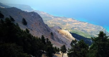 İnsansız hava aracı Kefalonia adasından sahile doğru iniyor.