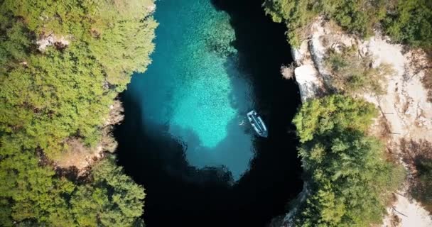 Drone Zastrzelony Bardzo Bezpośrednio Nad Jaskinią Melissani Kefalonii — Wideo stockowe