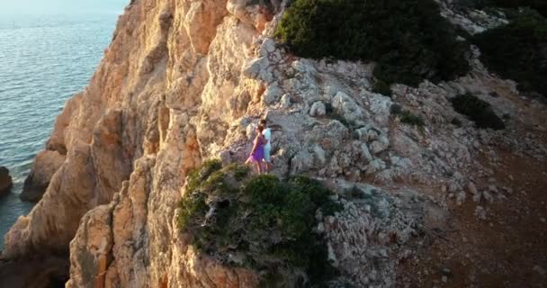 Casal Beira Penhasco Cape Lefkas — Vídeo de Stock