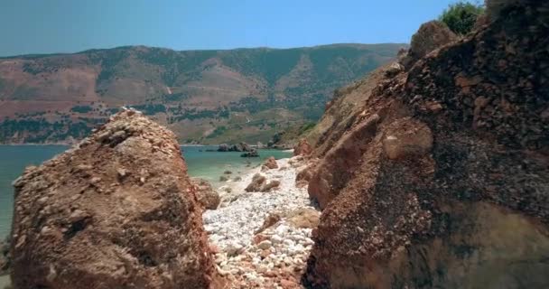 Dron Letí Nízko Podél Krásné Skalnaté Pláže Kefalonia Řecko — Stock video