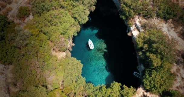 ケファロニアの洞窟Melissaniの澄んだ水の表面に浮かぶツアーボートのカップル — ストック動画