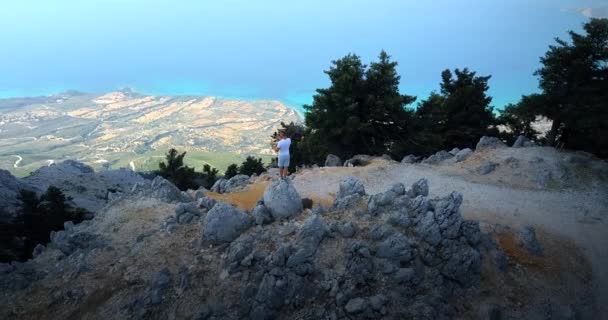 Young Guy Climbing Very Top Island Kefalonia Mesmerizing Views — Stock Video