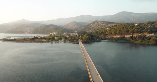 Drone Vista Hermoso Puente Peatonal Una Pequeña Ciudad Argostoli Grecia — Vídeo de stock