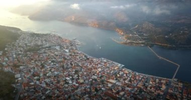 Yunanistan 'ın Kefalonia kentindeki Argostoli kentinin hava panoramik manzarası