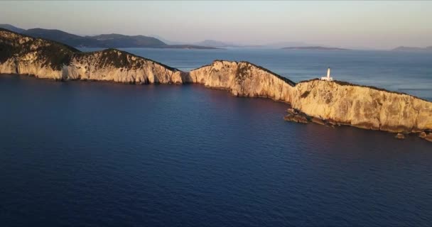 Flygfoto Över Fyr Omgiven Branta Klippor Vid Cape Lefkas — Stockvideo