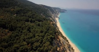 Lefkada adasındaki Egremni sahilinin ve etrafındaki uçurumların havadan görüntüsü.