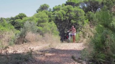 Zorlu bir arazide bisiklet süren bir kız