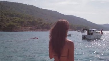 Güzel bir liman manzarası seyreden güzel bir kadın.