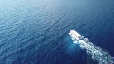 Mavi berrak suyun havadan görünüşü ve Adriyatik Denizi 'nden geçen bir tekne