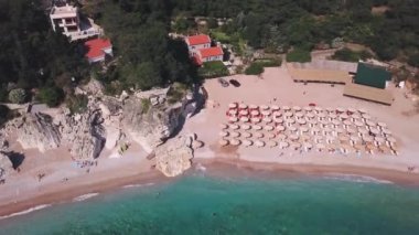 Perazica 'nın insansız hava aracı manzarası Karadağ' da plaj ve kristal berrak suları