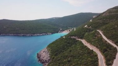 Karadağ 'ın güzel kıyı şeridini izleyen bir arabanın insansız hava aracı görüntüsü