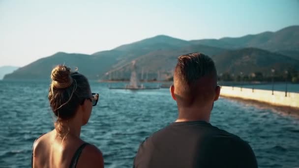 Giovane Coppia Passeggiando Lungo Ponte Pedonale Nella Capitale Cefalonia Argostoli — Video Stock