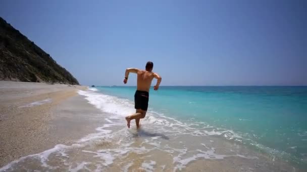 Junger Mann Taucht Das Wunderschöne Türkisfarbene Wasser Des Megali Petra — Stockvideo