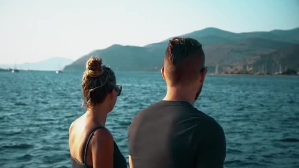 Pareja Joven Caminando Largo Puente Peatonal Capital Cefalonia Argostoli Durante — Vídeos de Stock