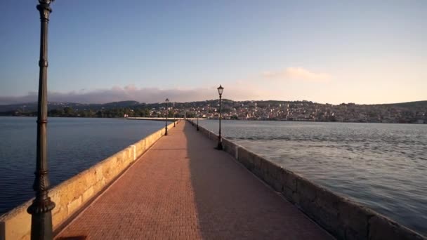 Gångbro Som Förbinder Två Sidor Argostoli Huvudstaden Kefalonia — Stockvideo