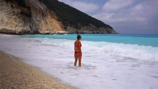 Jovem Mulher Bonita Desfrutando Ondas Grandes Praia Myrtos Kefalonia — Vídeo de Stock