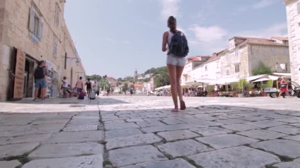 Chica Guapa Dando Paseo Por Ciudad Hvar — Vídeo de stock