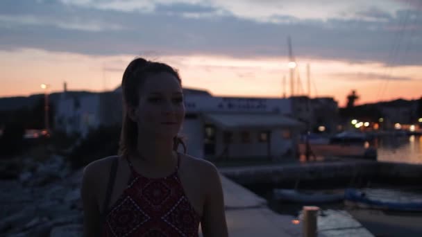 Hermosa Chica Caminando Por Puerto Durante Atardecer — Vídeos de Stock