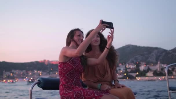 Όμορφα Κορίτσια Που Παίρνουν Selfie Μια Βάρκα Στο Hvar — Αρχείο Βίντεο