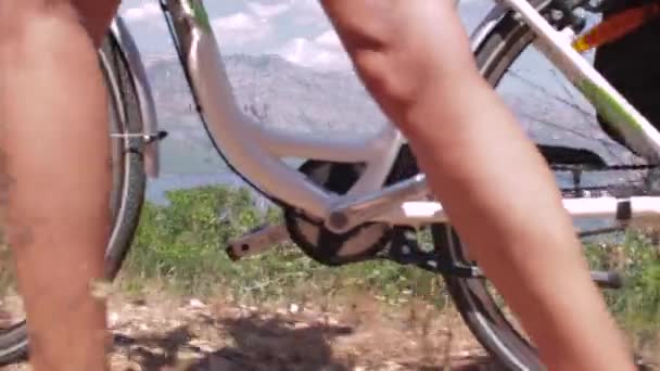 Mujer Empujando Una Bicicleta Largo Costa Con Una Hermosa Vista — Vídeo de stock