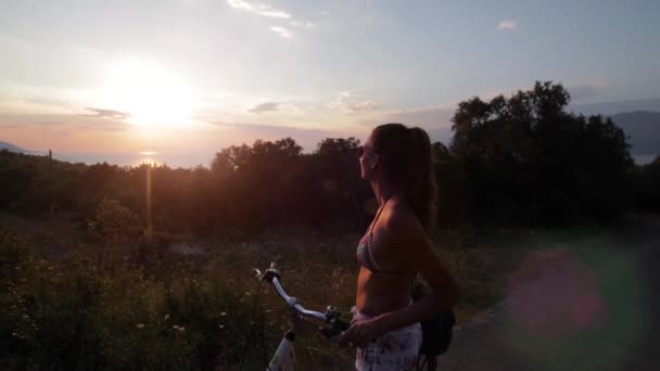 Молодая Женщина Отдыхает Велоспорта Насладиться Прекрасным Закатом Острове Хвар — стоковое видео