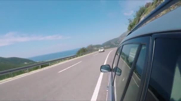 モンテネグロのビーチの美しい景色を望む道路を巡航地形車両の時間経過 — ストック動画