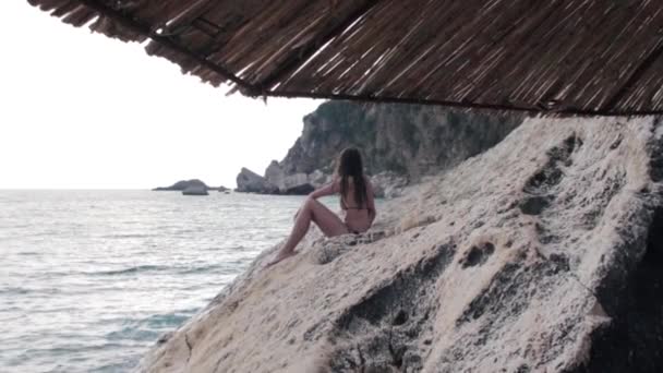 Mujer Solitaria Sentada Contemplando Playa Rocosa Petrovac Montenegro — Vídeo de stock