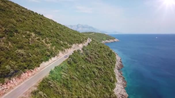 Zdjęcie Lotnicze Samochodu Jadącego Wzdłuż Pięknego Wybrzeża Czarnogóry — Wideo stockowe