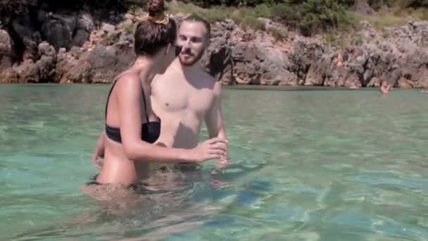 Par Skrattar Och Leker Grunt Vatten Vacker Strand Montenegro — Stockvideo