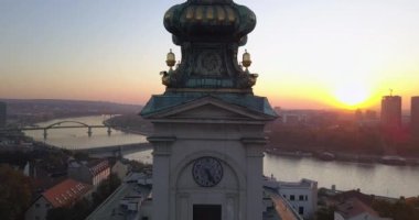 Belgrad 'daki Saborna crkva katedrali ve Sava nehrinin insansız hava aracı görüntüsü