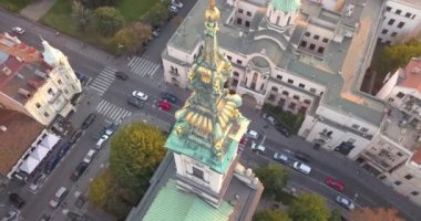 Gün batımında eski bir katedralin drone görüntüsü