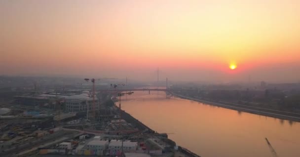 ベオグラードの上サヴァ川 橋や厚スモッグの空中ビュー — ストック動画