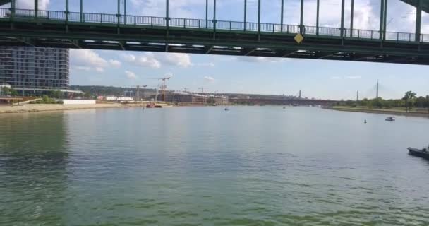 Crucero Por Río Sava Bajo Antiguo Puente Ferroviario Belgrado — Vídeos de Stock