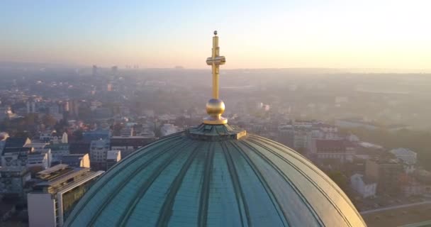 Luftaufnahme Der Kuppel Des Sava Tempels Und Des Umgebenden Smogs — Stockvideo