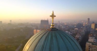 Saint Sava Tapınağı 'nın kubbesinin ve etrafındaki sisin insansız hava aracı görüntüsü